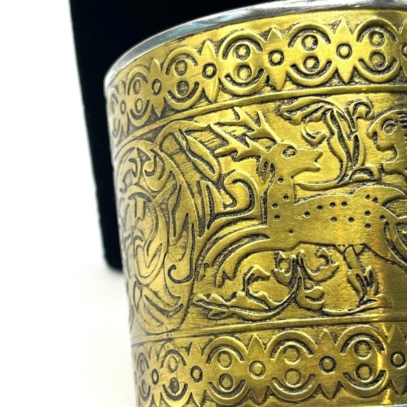 Vintage Amy Khan Russel Gold Tone Etched Cuff Bracelet Hunting Scene Deer Lion - Picture 4 of 14